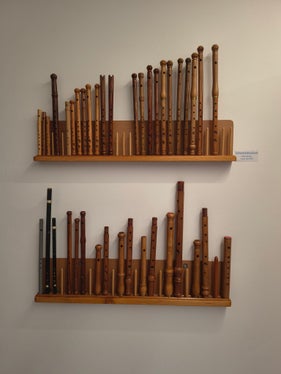 Si tratta prevalentemente dei cosiddetti “Schwegel da musica domestica” realizzati dal famoso costruttore di organi carinziano Hausa Schmidl (1905-1999). Tra questi vi sono anche pezzi unici fatti a mano. (Foto: USP/Sezione musica popolare della Direzione provinciale Scuola di musica tedesca e ladina)