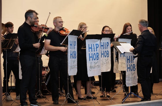 Die ehemalige HIP-HOB-Band unter der Leitung von Hubert Brugger begleitete die Jubiläumsfeier musikalisch. (Foto: LPA/Deutsche Bildungsdirektion/Stefanie Ausserer)