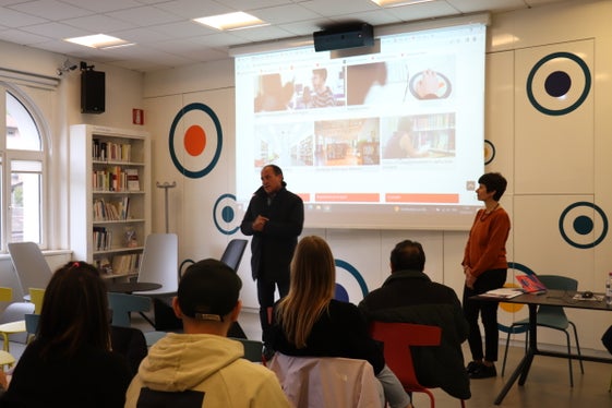 Presentate oggi (20 aprile) al Centro Trevi/TreviLab le opportunità di apprendimento linguistico per il personale sanitario presenti al Centro Multilingue di Bolzano ed alla Mediateca di Merano. Nell'immagine l'intervento del vicepresidente Giuliano Vettorato (Foto: ASP/Gianluca Crocco)