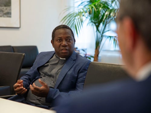 Abbé Malemo: grazie al sostegno della Provincia di Bolzano, il numero delle alunne e degli alunni nelle scuole è aumentato notevolmente. (Foto: ASP/Fabio Brucculeri)