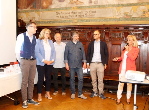 Die Landeskoordinatoren der Olympiaden (v.l.) Stefan Goller (Philosophie), Roswitha Maurer (Chemie), Klaus Überbacher (Physik), Karl Lunger (Informatik) sowie Daniel Soraruf (Mathematik) mit Siglinde Doblander von der Pädagogischen Abteilung (Foto: LPA/Bildungsdirektion/Verena Hilber)