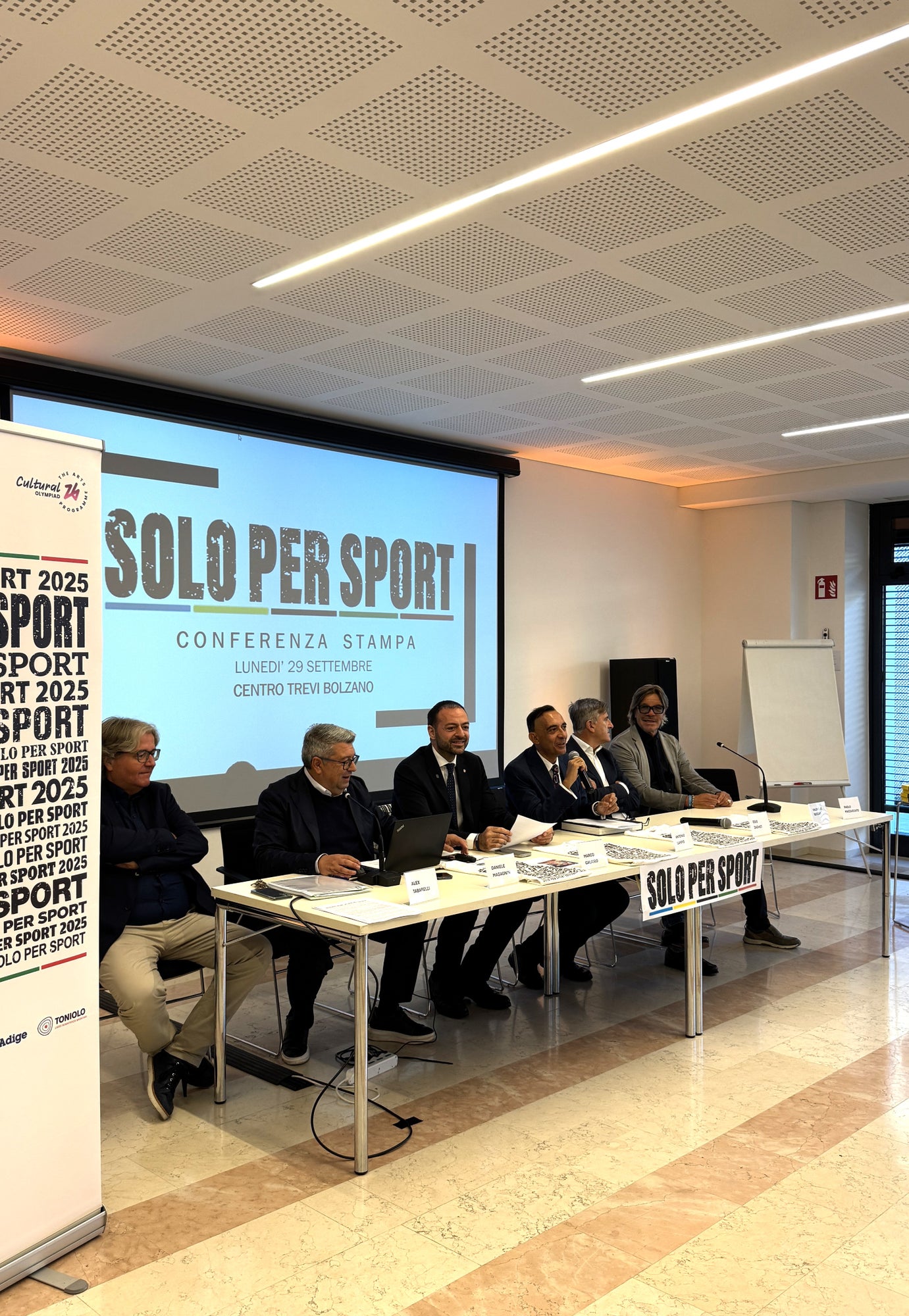 Da sinistra, il presidente del Coni Alto Adige Tabarelli, il curatore Magagnin, l'assessore Galateo, il direttore di Dipartimento Lampis, il docente Zaghet e il direttore dell'Alto Adige Beccari alla precedente presentazione di Solo per Sport 2025 (Foto: USP)