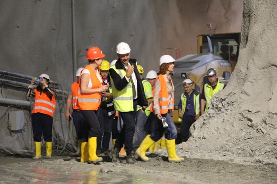 LR Alfreider (im Vordergrund mit gelber Sicherheitsweste) im Gespräch beim Lokalaugenschein unter dem Küchelberg (Foto: LPA/Ingo Dejaco)