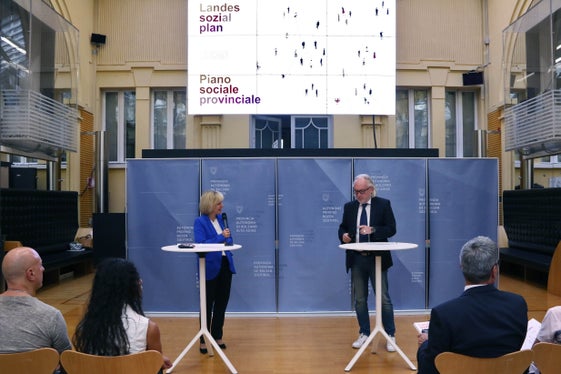 L'Istituto per il Public Management di Eurac Research ha fornito un supporto scientifico per la stesura del Piano sociale provinciale. Il direttore dell'Istituto, Kurt Promberger, ha dichiarato: Non abbiamo fatto raccomandazioni per l'azione, ma abbiamo presentato opzioni per l'azione (Foto: ASP/Greta Stuefer) 