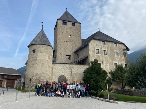 Gruppenfoto der Euregio-Jugendlichen vor dem Ciastel de Tor in St. Martin in Thurn im Gadertal (Foto: Euregio)