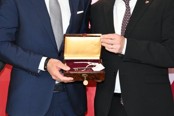 Am 1. Oktober übernimmt Südtirol bis Oktober 2025 die Präsidentschaft der Euregio. Im Rahmen der heutigen EVTZ-Vorstandssitzung hat der scheidende Euregio-Präsident seinem Nachfolger die Schlüssel zum Waaghaus in Bozen übergeben, wo die Euregio ihren Hauptsitz hat. (Foto: Euregio/Presseamt Trentino)