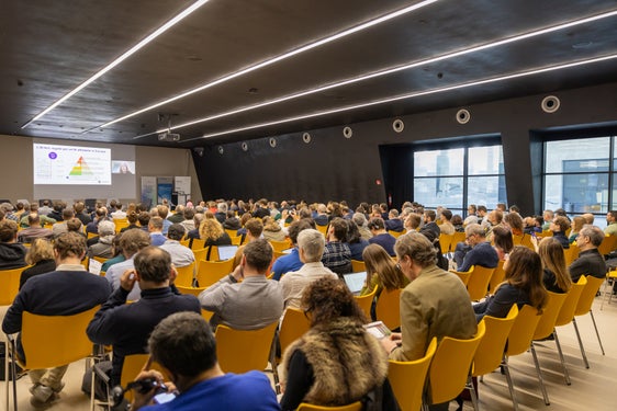 Il 26 marzo circa 240 partecipanti hanno preso parte al convegno organizzato al NOI Techpark, dedicato all'intelligenza artificiale e alle opportunità per le aziende altoatesine. (Foto: USP/Bernhard Aichner)