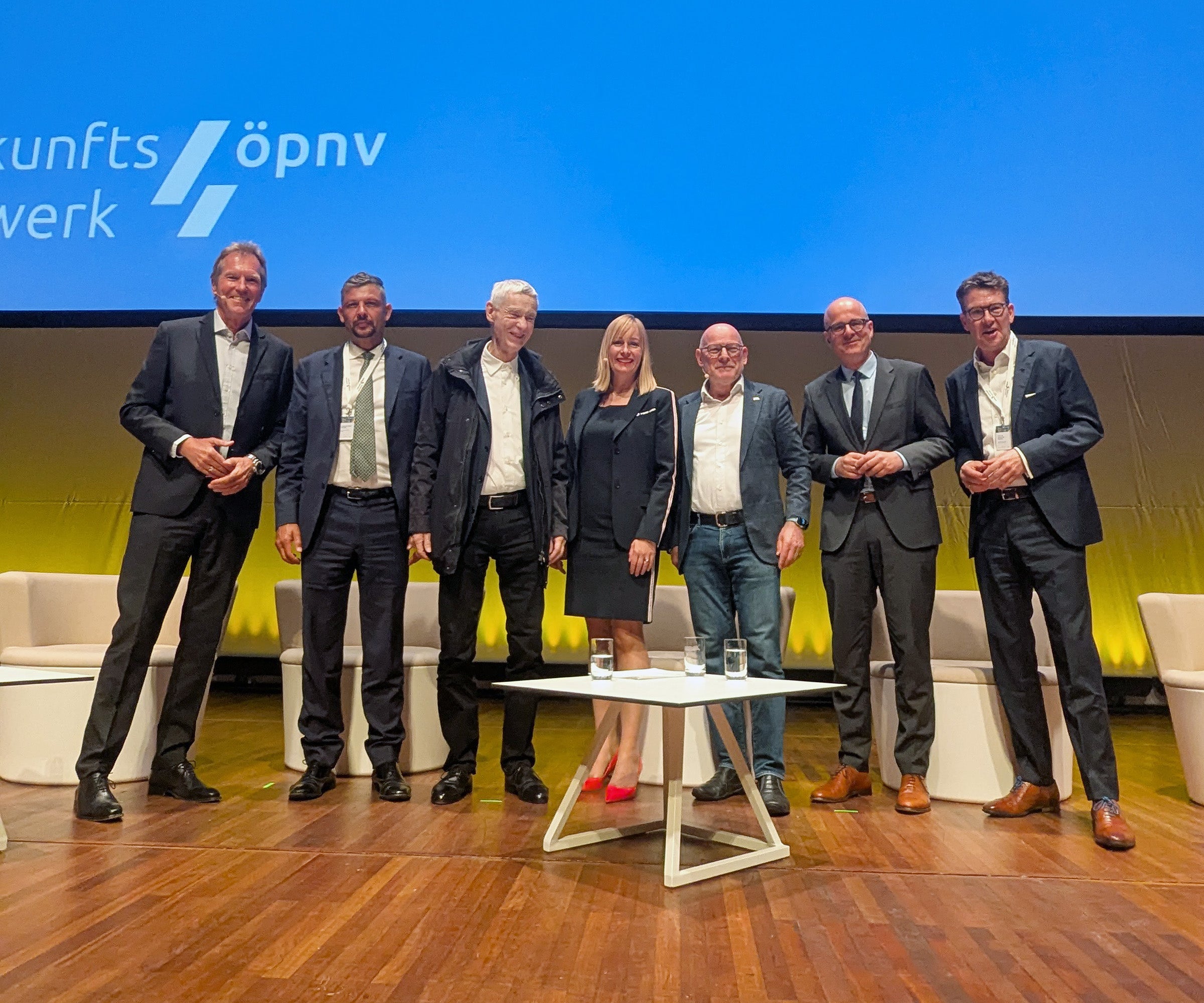 Moderator Markus Brock (im Bild von links), Mobilitätslandesrat Daniel Alfreider, der Direktor des Zentrums für Mobilitätskultur Kassel, Helmut Holzapfel, Anna Maria Reich-Kennhofer von den Wiener Linien, Verkehrsminister Winfried Hermann, der Generaldirektor des Landkreistags Baden-Württemberg, Alexis v. Komorowski und der Verantwortliche für den öffentlichen Verkehr in Karlsruhe, Alexander Pischon, waren die Rednerinnen und Redner bei der zweiten Tagung zur Zukunft es Öffentlichen Nahverkehrs in Freiburg. (Foto: LPA/Ingo Dejaco)