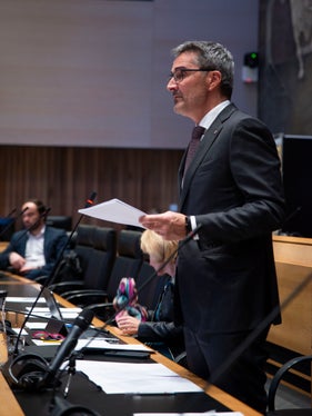 Nel recente passato abbiamo investito ogni anno di più nei settori sanitario e sociale. I dati confutano anche la critica spesso mossaci di trascurare il settore sociale. Al contrario, è qui che la spesa è aumentata in modo più significativo rispetto a tutti gli altri settori, ha dichiarato il presidente Kompatscher, anche qui in una foto scattata nel corso della relazione al Bilancio del 6.12.2022.  (Foto: ASP/Fabio Brucculeri)