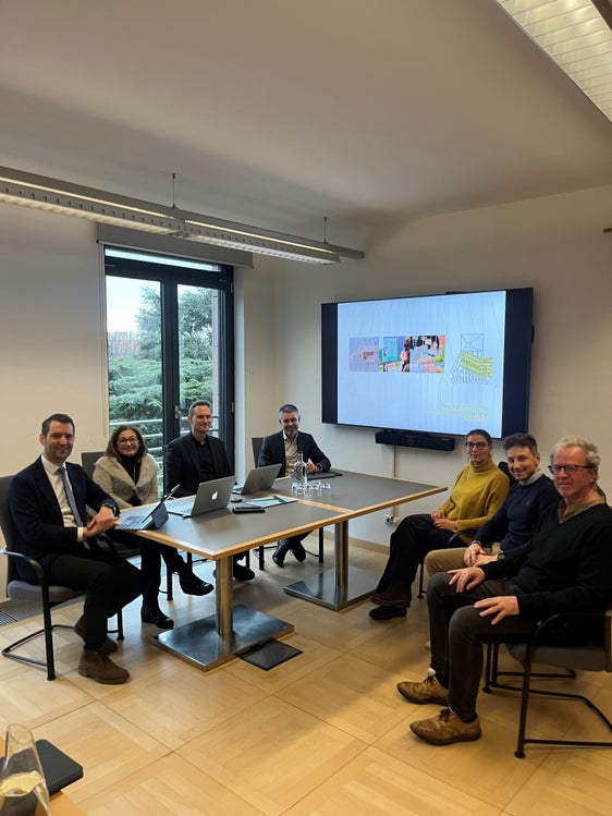 Austausch über gemeinsame Projekte (von links): Abteilungsdirektor Martin Vallazza, Monica Carmen, Amtsdirektor Alexander Alber, Ingo Dejaco, Barbara Breda, Theodor Gallmetzer und Andrea La Gamba. (Foto: LPA/Ressort für Infrastrukturen und Mobilität)