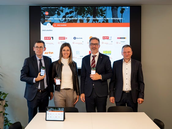 RAS-Präsident Peter Silbernagl, LPA-Direktorin Claudia Messner, Landeshauptmann Arno Kompatscher und RAS-Direktor Georg Plattner stellten die neue Streaming-App vor. (Foto: LPA/Fabio Brucculeri)