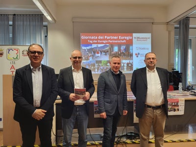 Ein Tag im Zeichen grenzüberwindender Schulpartnerschaft: (v. l.) Giuseppe Rizza (Schulamtsleiter des Landes Trentino), Markus Dapunt (Schuldirektor FOS Marie Curie), Euregio-Generalsekretär Christoph von Ach und Andrea Bezzi (Schuldirektor ITE A. Tambosi). Online zugeschaltet auch Sigrid Steiner (Direktorin der BHAK Wörgl). (Foto: Euregio)