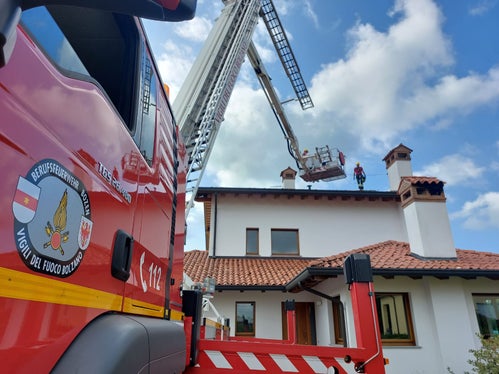 Nel comune di Pozzuolo del Friuli, a sud di Udine, due squadre dei vigili del fuoco coprono i tetti danneggiati dalla grandine con teloni di nylon e sacchi di sabbia per proteggerli dagli annunciati rovesci temporaleschi. (Foto: ASP/Corpo permanente dei Vigili del Fuoco di Bolzano)