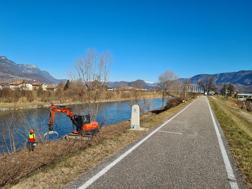 Die Mitarbeiter der Wildbachverbauung sind derzeit wieder dabei, an Etsch und Eisack Uferpflegearbeiten durchzuführen. (Foto: LPA/Landesamt für Wildbach- und Lawinenverbauung Süd)