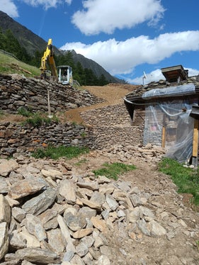I lavori urgenti volti a proteggere l’edificio sottoposto a tutela storico-artistica nella malga Mitterkaser. (Foto: USP/Ufficio Sistemazione bacini montani ovest presso l’Agenzia per la Protezione civile)