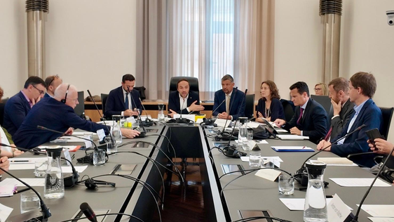 Il 9 giugno la Consulta culturale provinciale si è riunita per la seconda volta a Bolzano con i rappresentanti dei tre gruppi linguistici: al centro, da sinistra, gli assessori Galateo, Achammer e Alfreider. (Foto: USP/Dipartimento Istruzione, Formazione e Cultura ladina/Bruno Benedetto)