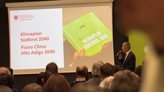  Landesrat Brunner stellte den Klimaplan Südtirol 2040 vor und erläuterte, wie Südtirol seine Klimaziele erreichen will: „Es gilt die Treibhausgasemissionen zu senken, emissionsfreie Alternativen zu forcieren und die Produktion erneuerbarer Energien zu steigern. Jeder und jede kann und muss sich an dieser Transformation beteiligen.“ (Foto: LPA/Thomas Bodner)
