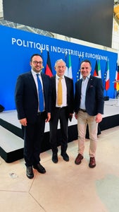 Beim trialteralen Treffen der Wirtschaftsminister aus Italien, Frankreich und Deutschland in Paris: (v.l.) Landesrat Marco Galateo, Minister Adolfo Urso und Alpitronic-CEO Philipp Senoner. (Foto: LPA)