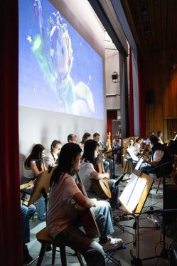 Musikalisch umrahmt wurde die Eröffnung des ladinischen Schuljahres von der Musikschule Gröden mit Stücken aus Der Kleine Prinz von Martin Bonilla. (Foto: LPA/Ladinische Bildungsdirektion)