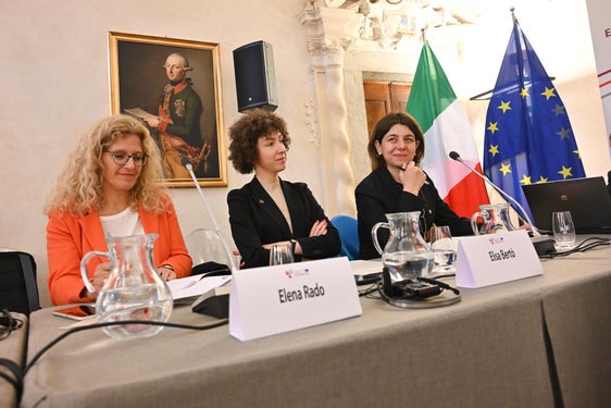 Elisa Bertò (2. v. l.) steht bis Oktober als Generalsekretärin an der Spitze der Europaregion. (Foto: Presseamt Trentino) 