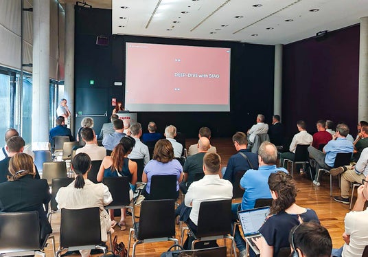 Viel hat sich in Sachen Erneuerung des Datennetzes der öffentlichen Verwaltung getan. Peter Ratschiller und Antonella Orru vom Kompetenzzentrum Netze sprachen über das Projekt digiNET. (Foto: LPA/Ursula Pirchstaller)