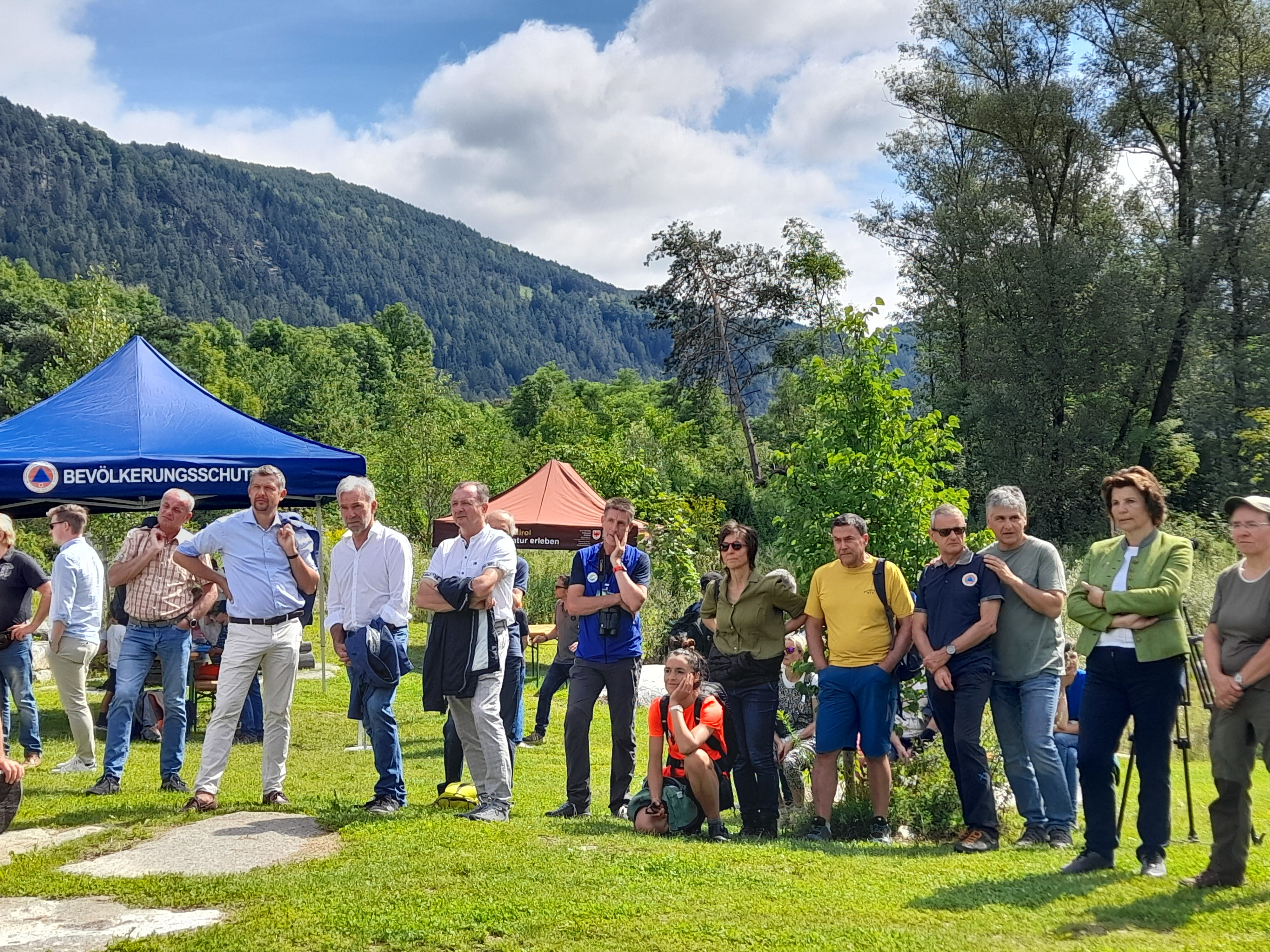 Bei der Eröffnungsfeier des Revitalisierungsprojektes Ilsterner Au: Bevölkerungsschutzlandesrat Arnold Schuler, Landeshauptmannstellvertreter und Mobilitätslandesrat Daniel Alfreider (vorne v.l.) Landschaftslandesrätin Maria Hochgruber Kuenzer (2.v.r.) (Foto: LPA/Maja Clara)