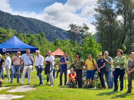 Bei der Eröffnungsfeier des Revitalisierungsprojektes Ilsterner Au: Bevölkerungsschutzlandesrat Arnold Schuler, Landeshauptmannstellvertreter und Mobilitätslandesrat Daniel Alfreider (vorne v.l.) Landschaftslandesrätin Maria Hochgruber Kuenzer (2.v.r.) (Foto: LPA/Maja Clara)