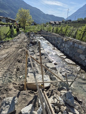 Die Wildbachverbauung setzt die Arbeiten im Mühlach in Gratsch fort; im Bild die bereits abgeschlossene Verbauung, mit Blick Richtung Bauweiterführung. (Foto: LPA/Landesamt für Wildbach- und Lawinenverbauung West in der Agentur für Bevölkerungsschutz/Martin Eschgfäller)