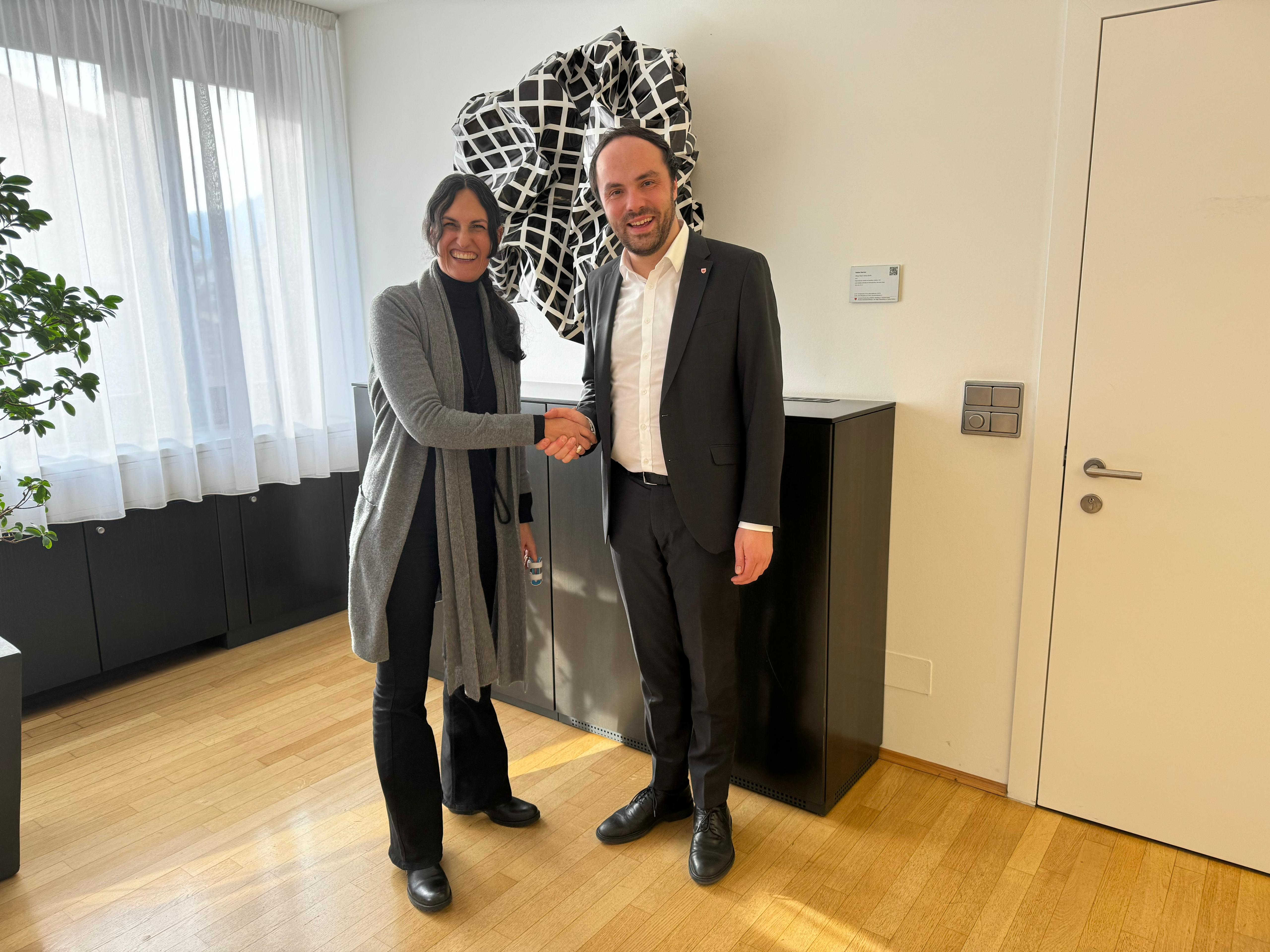 Wollen die Zusammenarbeit weiter vertiefen: Die Vorsitzende des Landesbeirates der Eltern für die deutschen Schulen, Silvia Cadamuro, und Bildungslandesrat Philipp Achammer. (Foto: LPA/Julia Fulterer)