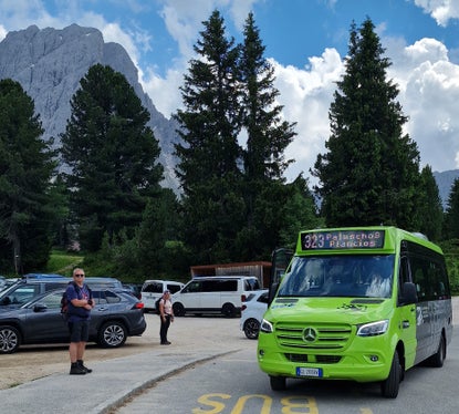 Le nuove linee di autobus, come quella da Bressanone al Passo delle Erbe, facilitano le escursioni senza l'uso dell'auto. (Foto: ASP/Angelika Schrott)