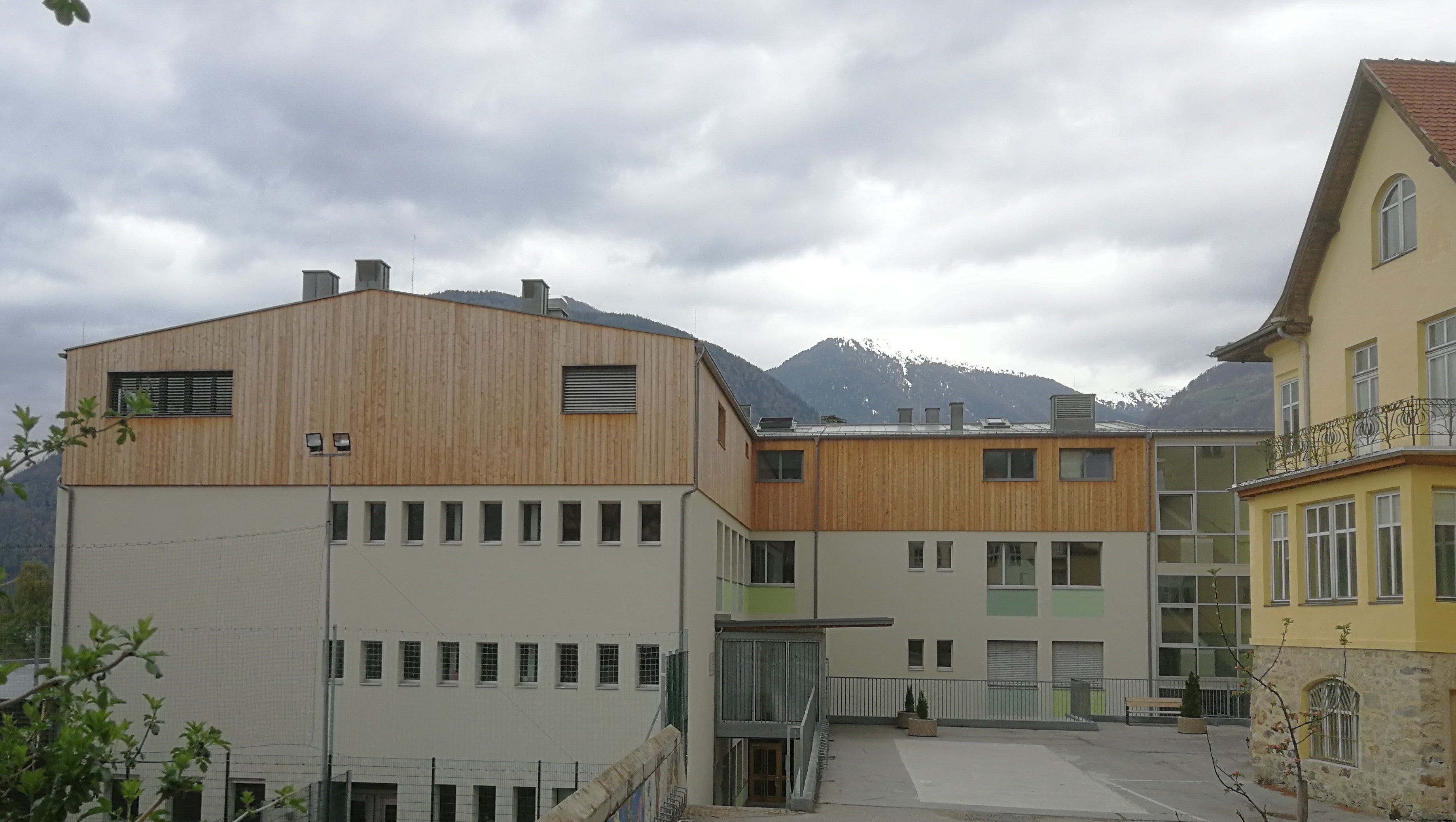 Für die Aufstockung/Erweiterung der Schulmensa in Holzbauweise erhielt die Gemeinde Mals Geldmittel aus dem Holzbaufonds des Jahres 2023. Neue Förderanträge müssen vor Baubeginn bei der&nbsp;Landesabteilung Forstdienst&nbsp;innerhalb 15. September in elektronischer Form eingereicht werden. (Foto: LPA/Landesabteilung Forstdienst/Gemeinde Mals)