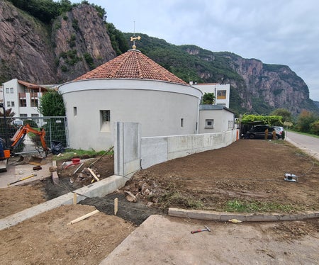 Per aumentare la protezione dalle inondazioni l'Ufficio Sistemazione bacini montani sud ha costruito muri di protezione e una diga di protezione dalle inondazioni nelle immediate vicinanze degli edifici di Laimburg. (Foto: USP/Ufficio Sistemazione bacini montani sud)