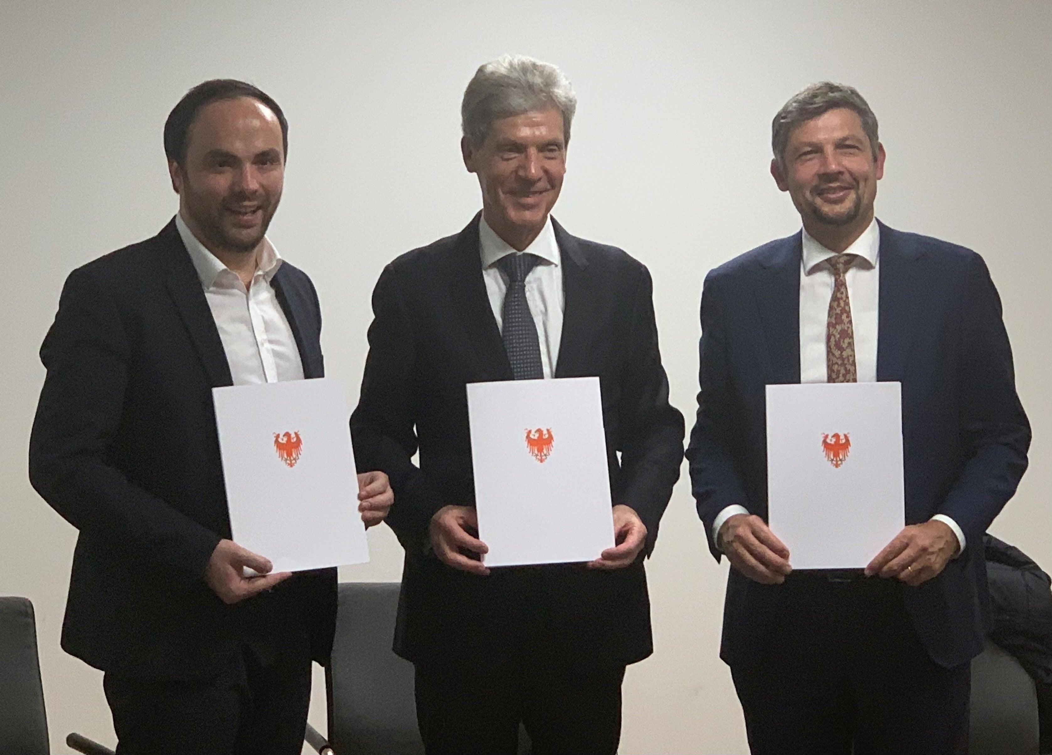 Zusammenarbeit ausbauen: Landesrat Philipp Achammer, Thüringens Minister Helmut Holter und Landesrat Daniel Alfreider nach der heutigen Unterzeichnung (Foto: LPA/Julia Fulterer)