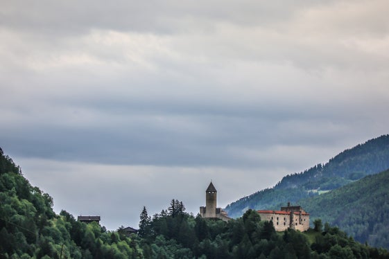 Immagine meteorologica del mese di giugno 2026: Castel Pietra (Sprechenstein) nel Comune di Campo Trens.(Foto: USP/Martin Geier)