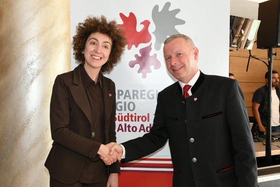 Das Amt des Euregio-Generalsekretärs übernimmt ab Oktober Christoph von Ach (r.), die bisherige Generalsekretärin Elisa Bertò (l.) als Vertreterin des Trentino und Matthias Fink als Vertreter Tirols gehören weiterhin der Geschäftsleitung der Euregio an. (Foto: Euregio/Presseamt Trentino)
