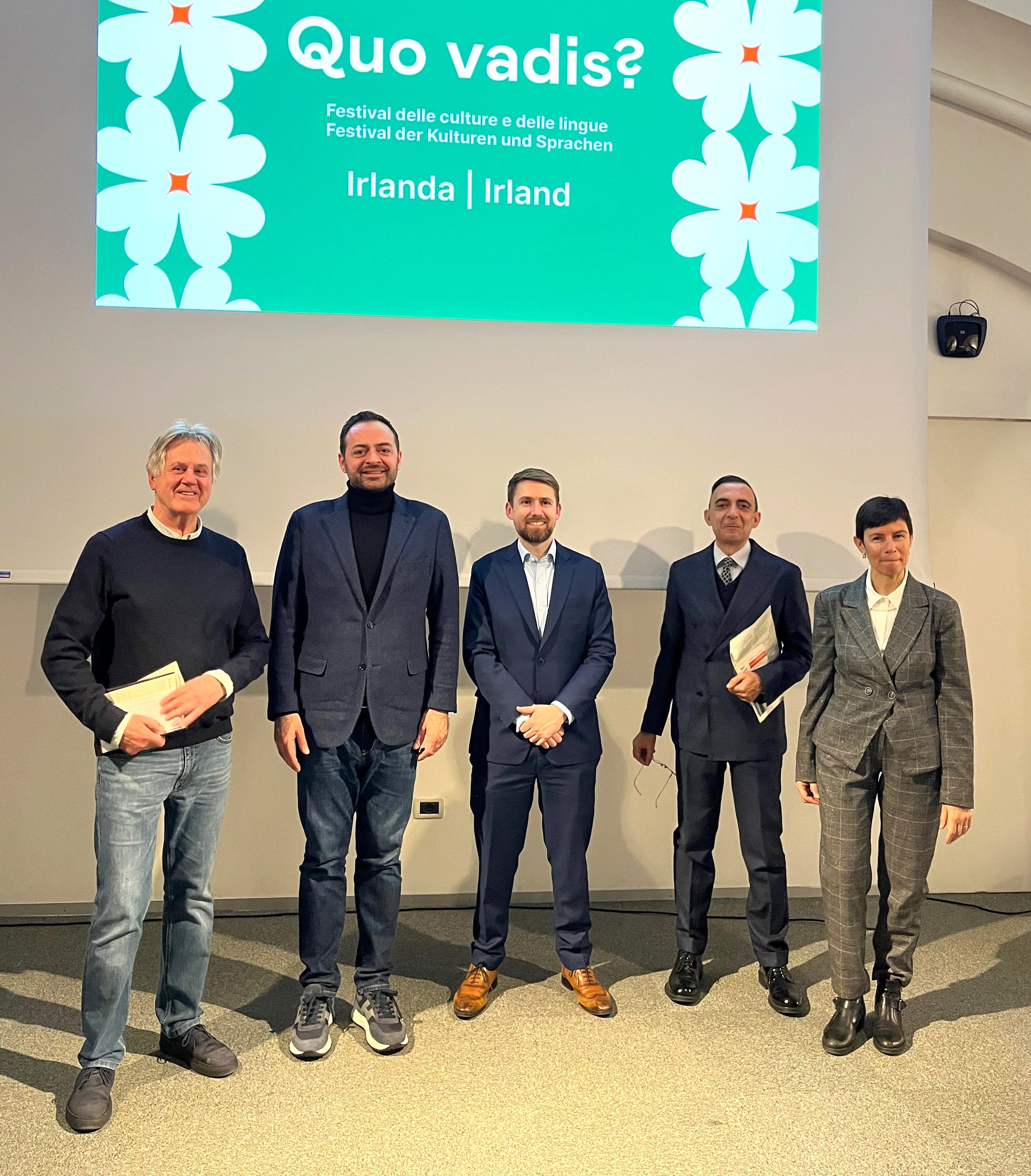 Das Trevi-Zentrum blickt auf Irland (von links nach rechts:) Franco Gaggia (Präsident CEDOCS), Landesrat Marco Galateo, Frank Bradley (Irischer Vize-Konsul in Italien), Ressortdirektor Antonio Lampis und die Direktorin des Landesamts für Zweisprachigkeit und Fremdsprachen Donatella Ricchetto. (Foto: LPA/Anna Cerrato)
 