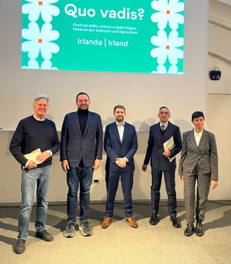 Il Trevi spalanca le sue porte all'Irlanda. Nella foto 8da sinistra) Franco Gaggia (Presidente CEDOCS), Marco Galateo (vicepresidente della Provincia e assessore alla Cultura italiana), Frank Bradley (viceconsole irlandese in Italia), Antonio Lampis (direttore del Dipartimento Cultura italiana e Sviluppo economico) e Donatella Ricchetto (Direttrice Ufficio Bilinguismo e lingue straniere). (Foto: USP/Anna Cerrato)
 