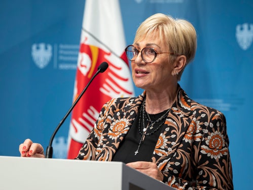 “Dignità, onore e autodeterminazione delle persone devono essere sempre al centro della nostra attenzione. Perché il modo in cui trattiamo le persone anziane dice molto della nostra società”, ha sottolineato l’assessora comunale alle Politiche sociali di Bolzano Patrizia Brillo. (Foto: USP/Fabio Brucculeri)