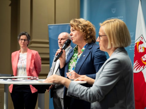 Affinché la legge sulla prevenzione, la lotta e l'elaborazione della violenza a sfondo sessuale, unica nel suo genere sul territorio nazionale, possa essere discussa e approvata dal Consiglio provinciale, è necessario attendere il nuovo regolamento da parte dell'Ufficio di presidenza del Consiglio provinciale, ha spiegato l'assessora provinciale alla Coesione sociale Rosmarie Pamer. (Foto: USP/Fabio Brucculeri)