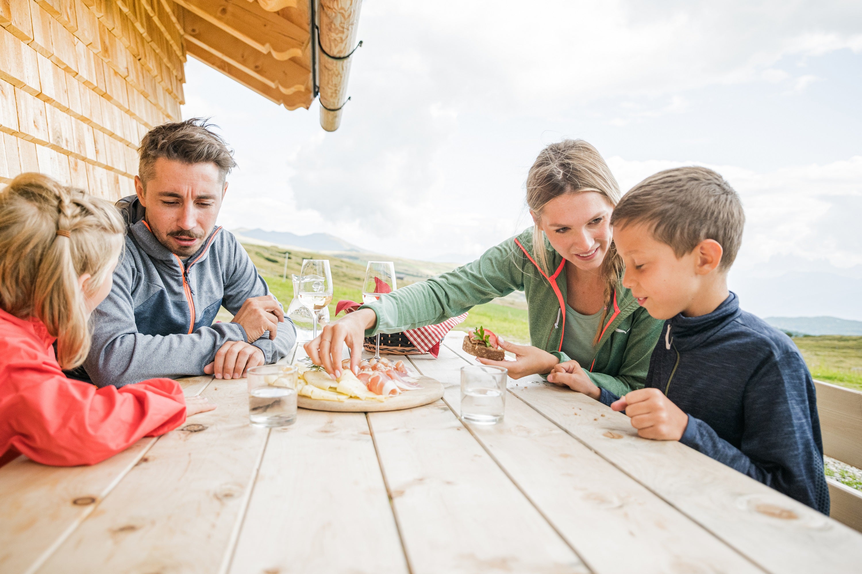 L'EuregioFamilyPass Alto Adige dà diritto a sconti e riduzioni presso oltre 700 partner convenzionati, oltre che a promozioni a tempo limitato. (Foto: Agenzia per la famiglia/Harald Wisthaler)