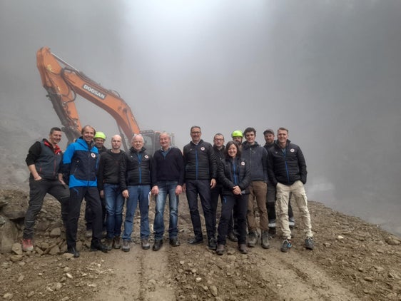 Der auch für den Bevölkerungsschutz zuständige Landeshauptmann Arno Kompatscher (7.v.r.) hat heute (17. Oktober) Arbeiten der Wildbachverbauung unter anderem am Messnerbach in St. Nikolaus/Ulten (im Bild) besichtigt. (Foto: LPA/Maja Clara)