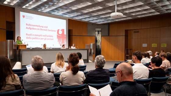 Le Consulte per gli anziani e i Consigli comunali degli anziani svolgono importanti compiti a livello locale. L’assessora provinciale agli Anziani Pamer ha inoltre illustrato quali siano i compiti che la Provincia, le Comunità comprensoriali e i Comuni hanno in questo ambito. (Foto: USP/Fabio Brucculeri)