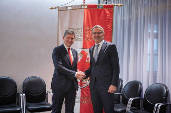 Landeshauptmann Arno Kompatscher (links) begrüßte im Palais Widmann Präfekt Vittorio Pisani, Chef der Polizei und Generaldirektor der öffentlichen Sicherheit. (Foto: LPA/Greta Stuefer)
