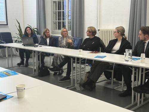 Europa-Landesrätin Magdalena Amhof (Dritte von links) sprach mit den Jungdiplomatinnen und Jungdiplomaten. (Foto: LPA/Karin Leiter)