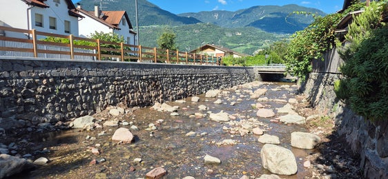 Die Wildbachverbauung hat die Bauarbeiten im Aschlerbach in Gargazon nach der Winterpause im Juni abgeschlossen. (Foto: LPA/Landesamt für Wildbach- und Lawinenverbauung Süd in der Agentur für Bevölkerungsschutz)