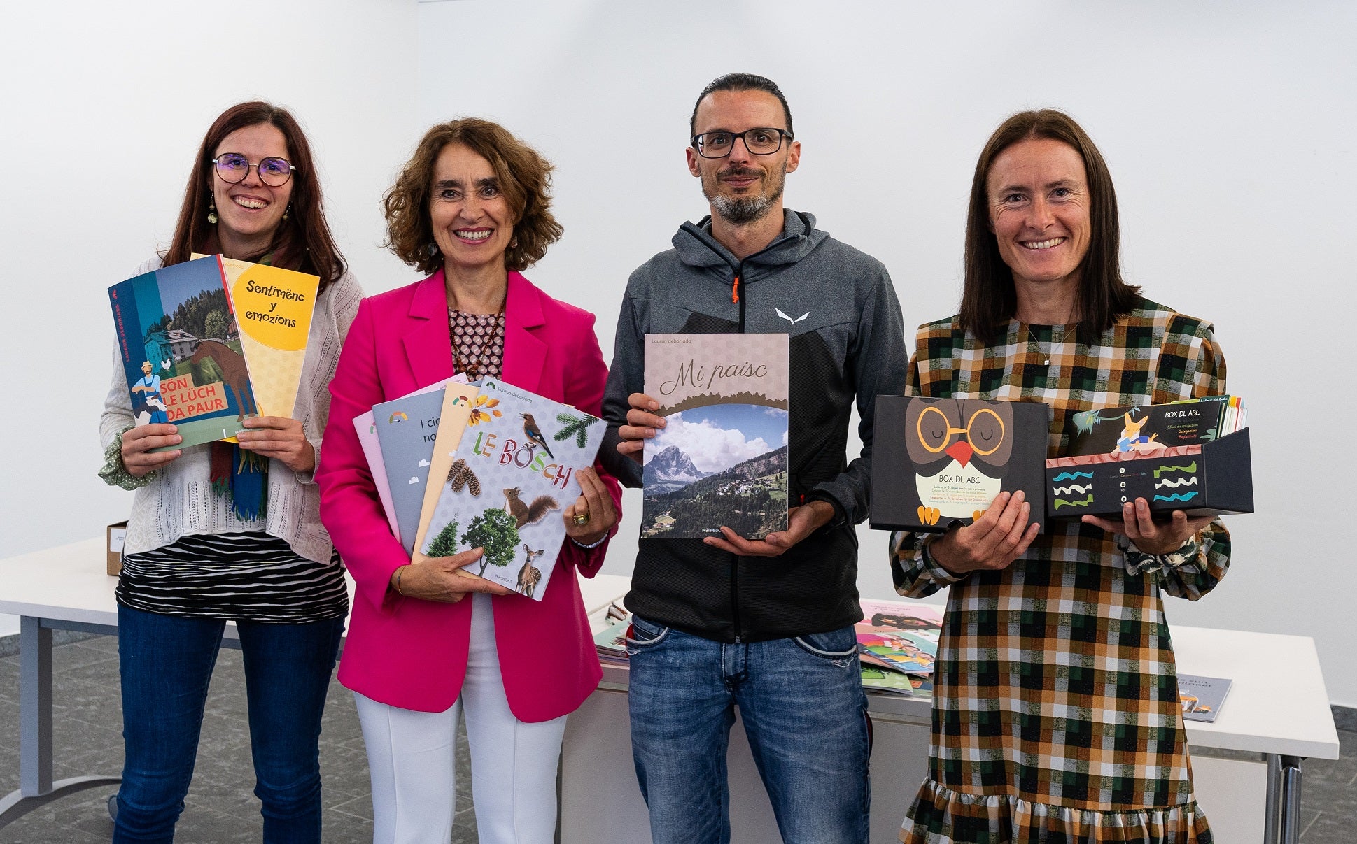 Le Ciamp pedagogich á lauré fora materiai didatics nüs por les scores primares tles valades ladines: Sara Ploner (colaboradëssa), Maria Kostner (direturia dl Ciamp pedagogich), Bruno Ferdigg (colaboradú), Veronica Rubatscher (colaboradëssa) (Foto: USP/Intendënza y Cultura Ladina)