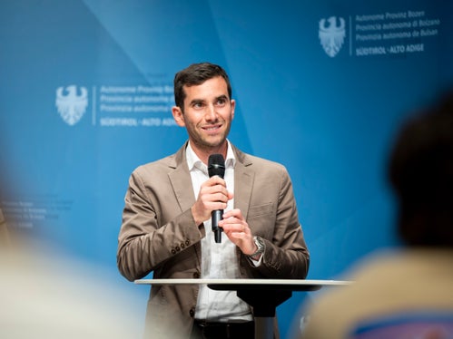 Der Geschäftsführer des Südtiroler Jagdverbands Benedikt Terzer verwies auf die Zahlen der Kitzrettungssaison 2025: 995 freiwillige Kitzretter, 105 beteiligte Jagdreviere, 12.816 aufgebrachte ehrenamtliche Stunden, 2318 gerettete Kitze. (Foto: LPA/Fabio Brucculeri)