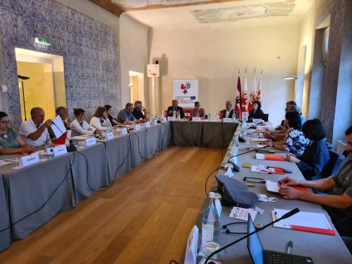 I grandi carnivori, la loro gestione e la relativa prevenzione sono stati al centro di un incontro dell'Euregio svoltosi ieri e oggi a Rovereto e in Lessinia: nella foto la serata informativa e di discussione a Rovereto. (Foto: Ufficio stampa Provincia autonoma di Trento)