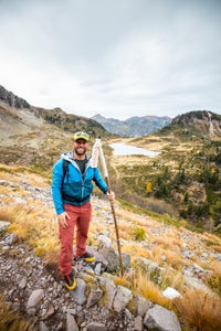 Nel 2021 il bastone da escursionista, nel 2025 la bandiera itinerante: Danilo Callegari consegna il simbolo dell'Anno dei Musei dell'Euregio. (Foto: Dolomiti media house)