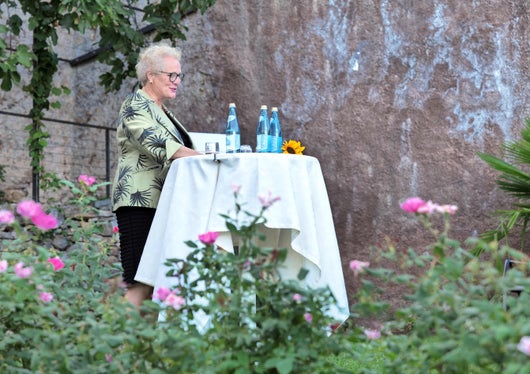 Die ehemalige Leiterin der Fortbildungsakademie Monika Oberhofer erzählte Anekdoten aus den Anfängen. (Foto: LPA/Paul Dibiasi)